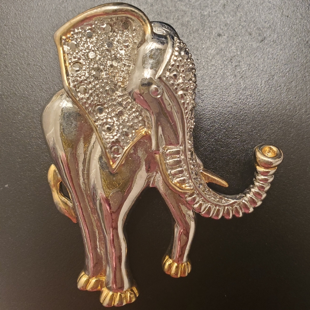 Vintage Rhinstone Gold Elephant Brooch Pin.